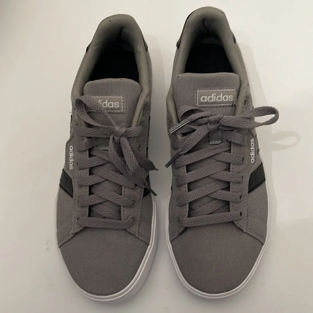 ADIDAS DAILY DOVE GREY 3.0 CASUAL SNEAKERS MENS-BOYS SIZE 6.5. WOMANS SIZE 8 - Picture 2 of 16